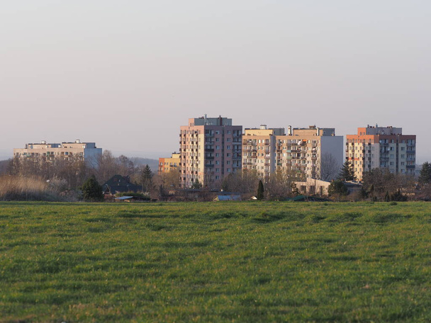 Зеленый луг и многоквартирные дома в г. Бельско-Бяла, Польша - Фото, изображение