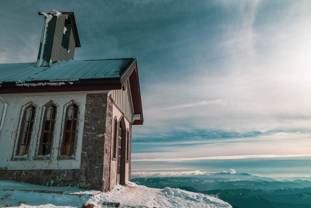 Egy templom az olasz Alpok tetején egy hideg téli napon. - Fotó, kép