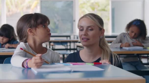 ラテン語の生徒の女の子を助ける小学校教師 - 映像、動画