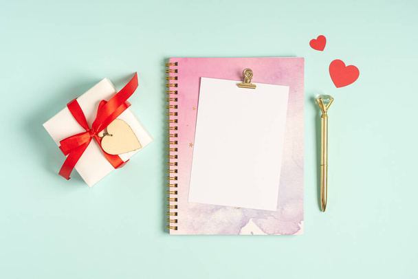 Plato plano de bloc de notas en blanco con regalo de San Valentín. - Foto, Imagen