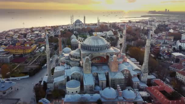 De eerste zonnestralen verlichten de oude stad van iStabul - Video