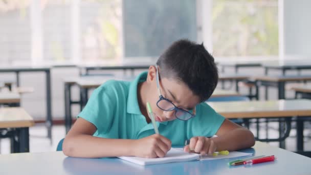 Εστιασμένη ισπανόφωνος μαθητής αγόρι φορώντας γυαλιά - Πλάνα, βίντεο
