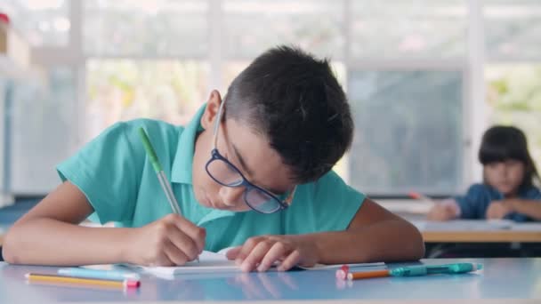 Focalisé latin écolier garçon portant des lunettes - Séquence, vidéo