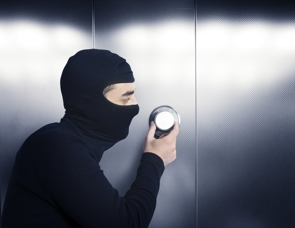 κλέφτης προσπαθεί να ανοίξει ένα ασφαλές - Φωτογραφία, εικόνα