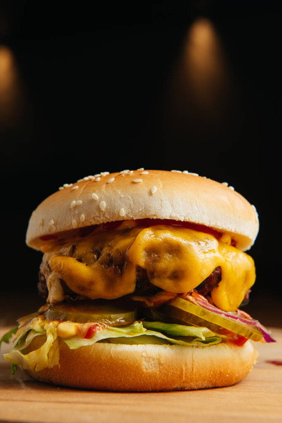 Cheeseburger with American cheese, lettuce, tomato, red onion, pickles - Foto, Bild