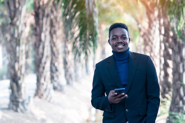Hombre de negocios africano usando teléfono inteligente - Foto, imagen