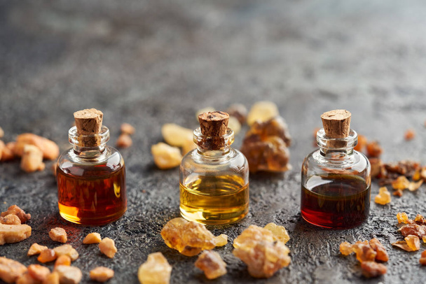 Benzoin, kadidlo a myrha esenciální olej v lahvích, s pryskyřicí, s kopírovacím prostorem - Fotografie, Obrázek