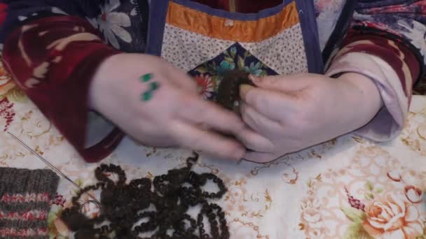 Eine ältere Frau strickt mit Wollstricknadeln - Filmmaterial, Video