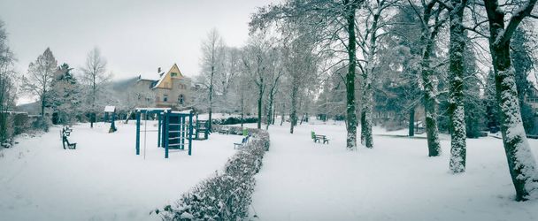 Zimní scéna se sněhem ve veřejném parku v jižním Německu - Fotografie, Obrázek