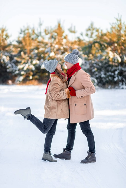Romantisches junges Paar beim Spazierengehen an einem Wintertag - Foto, Bild
