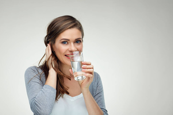 Улыбающаяся женщина пьет воду из стекла. крупным планом портрет. - Фото, изображение