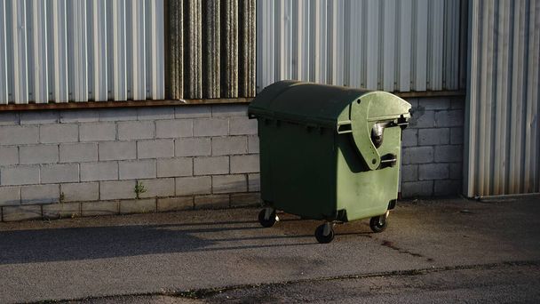 contenedor de basura en el entorno industrial - Foto, Imagen