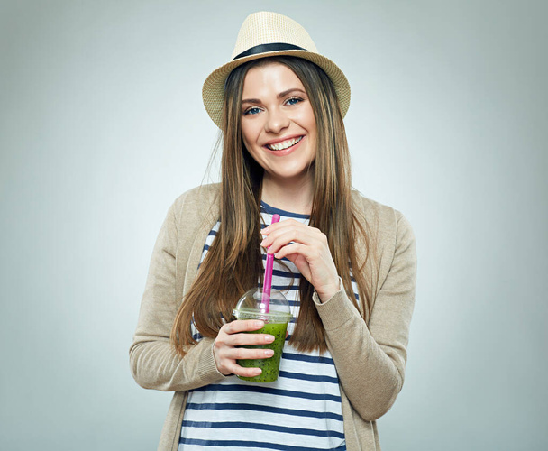 Healthy life with juice detox dieting. Smiling woman holding glass with green smoothie. - Foto, Imagen