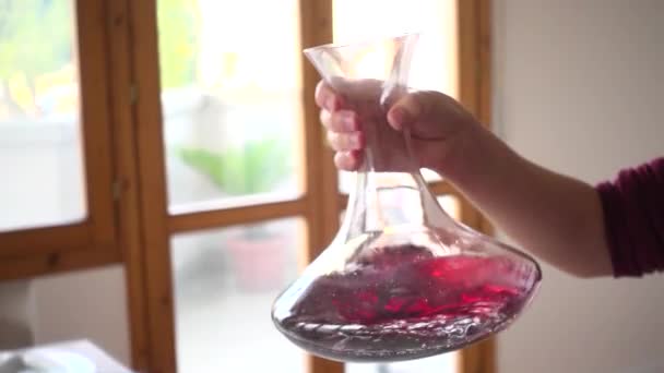 Czerwone wino dekantowane w szklanym karafce do utleniania wina vintage. - Materiał filmowy, wideo