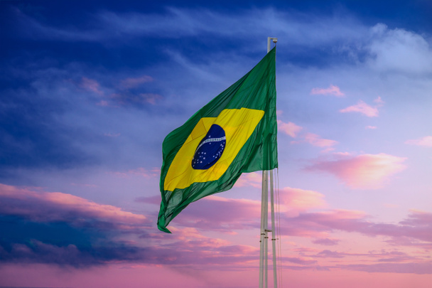 Σημαία Βραζιλίας που κυματίζει και κυματίζει στον άνεμο. - Φωτογραφία, εικόνα