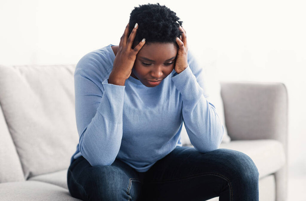 Cansada mulher negra tocando sua cabeça sentindo estresse - Foto, Imagem