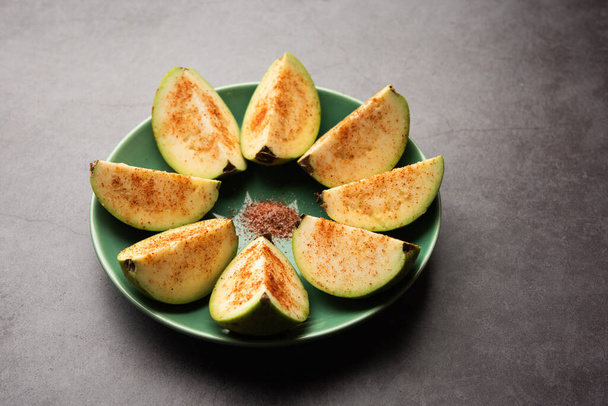 Friss szeletelt guava vagy jaam vagy peru egy kis sóval, vörös chilipor - Fotó, kép