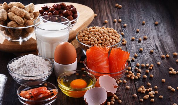 Zusammensetzung mit gängigen Nahrungsmittelallergenen wie Ei, Milch, Soja, Erdnüssen, Haselnüssen, Fisch, Meeresfrüchten und Weizenmehl - Foto, Bild