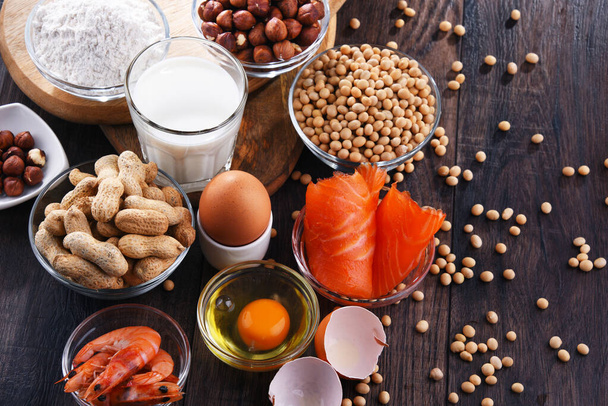 Composição com alergénios alimentares comuns, incluindo ovo, leite, soja, amendoim, avelã, peixe, frutos do mar e farinha de trigo - Foto, Imagem