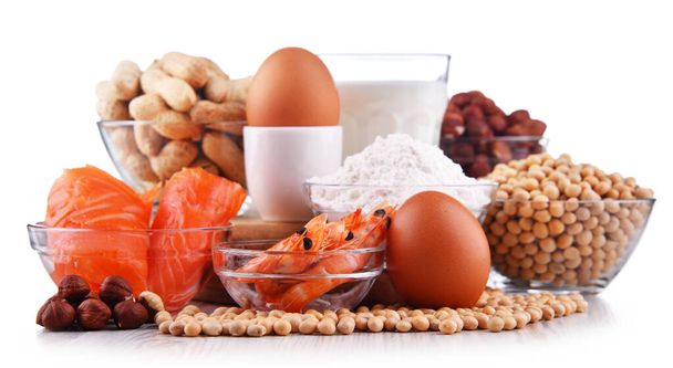 Skład z popularnych alergenów pokarmowych, w tym jaj, mleka, soi, orzeszków ziemnych, orzechów laskowych, ryb, owoców morza i mąki pszennej - Zdjęcie, obraz