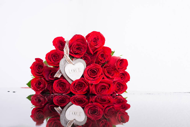Tahta kalpli bir buket kırmızı gül. Sevgililer Günü arkaplanı - Fotoğraf, Görsel