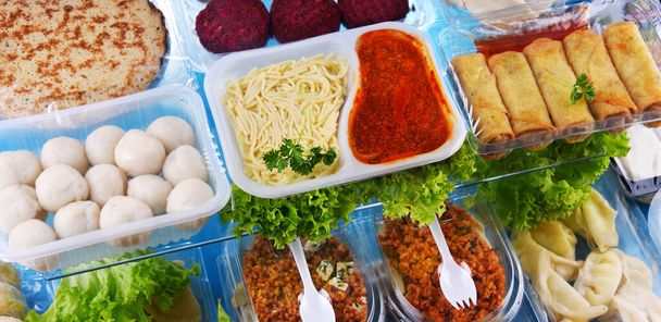 Uma variedade de produtos alimentares pré-embalados em caixas de plástico. - Foto, Imagem