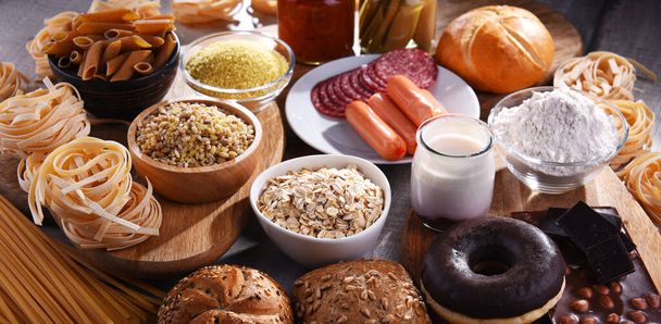 Composición con variedad de productos alimenticios que contienen gluten. - Foto, imagen