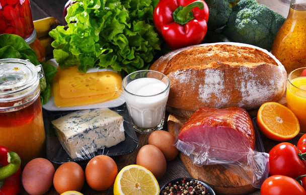 Асортимент органічних продуктів харчування на дерев'яному кухонному столі
. - Фото, зображення