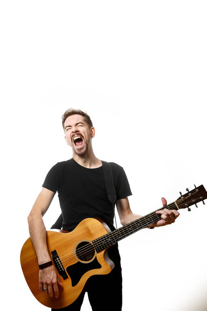 Guitariste jouant et chantant bruyamment sur fond blanc isolé - Photo, image