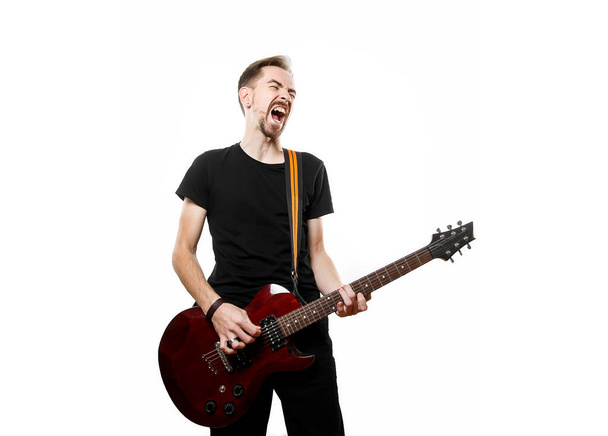 Gitarrist spielt und singt laut auf isoliertem weißem Hintergrund - Foto, Bild