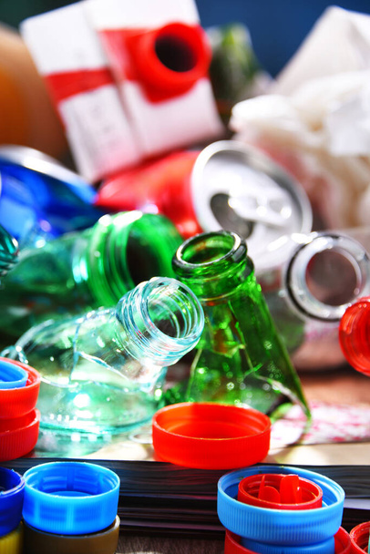 Üvegből, műanyagból, fémből és papírból álló újrahasznosítható hulladék. - Fotó, kép