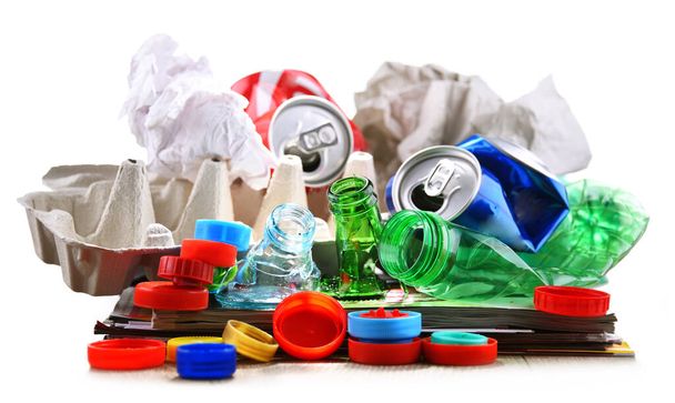 Recyklovatelné odpadky ze skla, plastu, kovu a papíru izolovaných na bílém - Fotografie, Obrázek