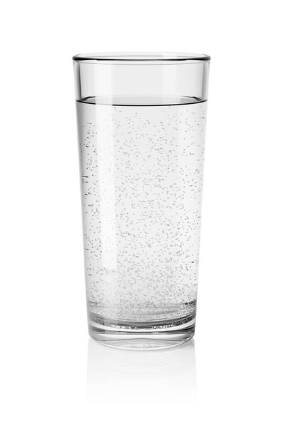 Highball Glas mit sprudelndem Wasser mit Gasblasen isoliert auf weißem Hintergrund. 3D-Darstellung. - Foto, Bild