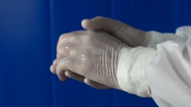 Lekarz umyć ręce z antyseptycznym COVID 19 - Materiał filmowy, wideo