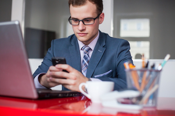 Businessman with laptop and mobile phone - Foto, imagen