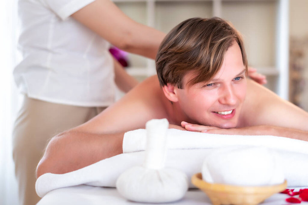 atraente bonito caucasiano homem tendo massagem corporal por Masseur tailandês no salão de spa. Tratamento de beleza e conceito de estilo de vida de cuidados corporais  - Foto, Imagem