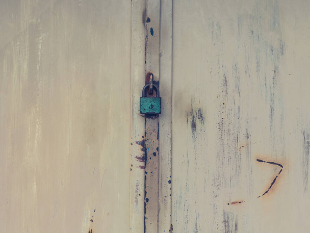 Particolare di Grunge Old Door con vernice verde gialla obsoleta. Segni arrugginiti e macchie di ruggine su porte d'ingresso obsolete in lamiera industriale - Foto, immagini