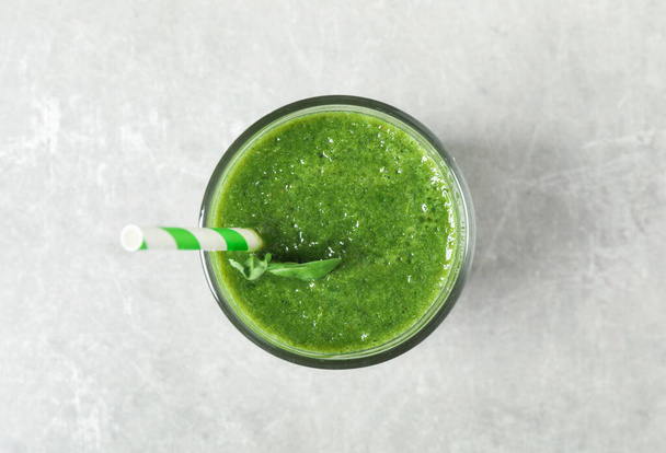 Fresh green juice on light grey table, top view - 写真・画像