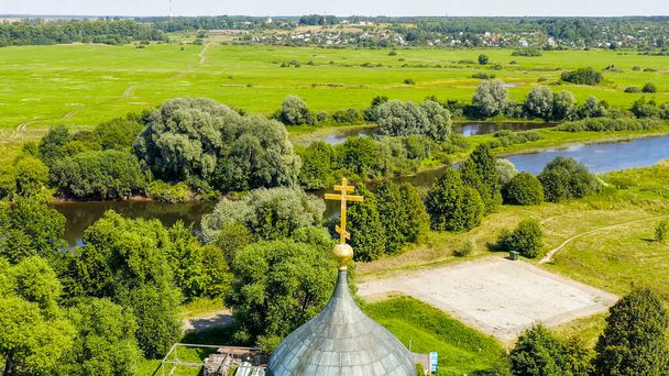 Rusia, Bogolyubovo. Vista aérea de la Iglesia de la Intercesión en el Nerl. Iglesia ortodoxa y símbolo de la Rusia medieval, Vista aérea   - Foto, Imagen