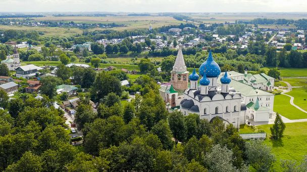 Suzdal, Ρωσία. Πτήση. Ο καθεδρικός ναός της Γέννησης της Θεοτόκου στο Suzdal - Ορθόδοξη εκκλησία στο έδαφος του Suzdal Kremlin, Αεροφωτογραφία   - Φωτογραφία, εικόνα