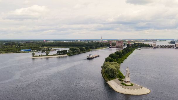 Rybińsk, Rosja. System blokuje zbiornik Rybinsk, Widok z lotu ptaka   - Zdjęcie, obraz
