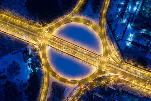 Ekaterinburg, Rússia. Uma rotunda com cruzamentos iluminados por lanternas. Vista noturna da cidade - Foto, Imagem