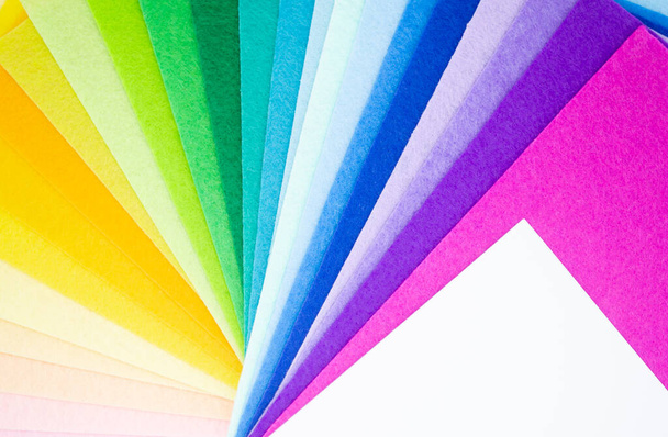 Los pedazos del fieltro se extienden por el espectro de color por la semejanza del arco iris: de los matices de rojo, rosado, amarillo, verde, azul y la violeta brillante al fin. - Foto, Imagen