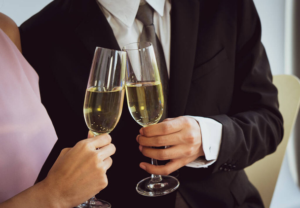 jeune couple asiatique sortir ensemble dans le restaurant et boire du vin blanc le jour anniversaire. concept de valentines - Photo, image