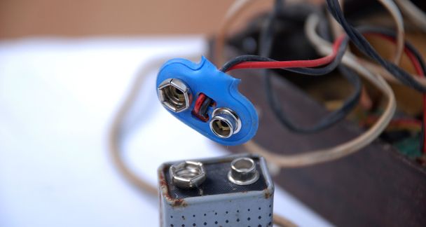 Batteria arrugginita a 9 volt con contatto
 - Foto, immagini