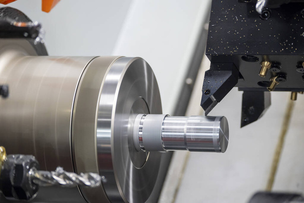 La máquina de torno CNC que corta las piezas del eje de metal. El procesamiento de mecanizado de metales de alta tecnología por máquina de torneado CNC . - Foto, imagen