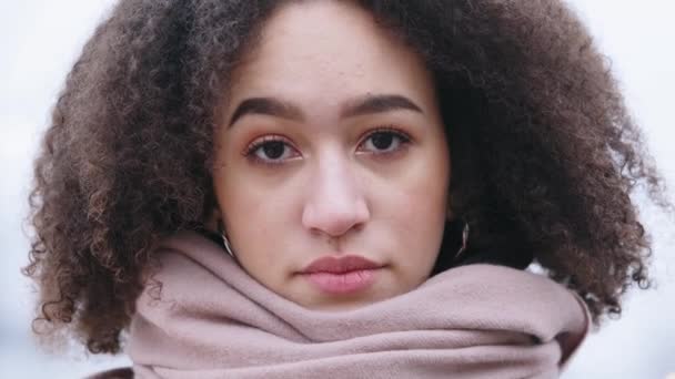 Close-up van droevig vrouwelijk gezicht met beledigde uitdrukking kijken naar camera, afro-Amerikaanse meisje etnische vrouw voelt zich overstuur vanwege problemen twijfels draagt roze sjaal in koud weer ademt stoom - Video