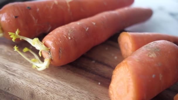 cenouras frescas na tábua de cortar na mesa  - Filmagem, Vídeo