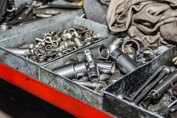Locksmith wrenches and heads are in the repair cells at the auto repair shop. - 写真・画像