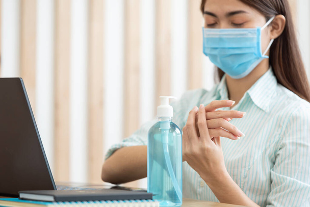 Donna asiatica indossando maschera protettiva e utilizzando alcool gel antisettico pulito igienizzante mano anti virus batteri sporca cura della pelle coronavirus - Foto, immagini